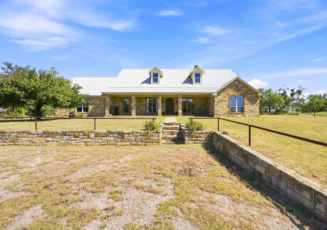 Photo 2 of Single family home for sale at 4350 Village Bend Rd, Mineral Wells, TX 76067 | MLS# 21361041 | Listing updated on 2026-08-16