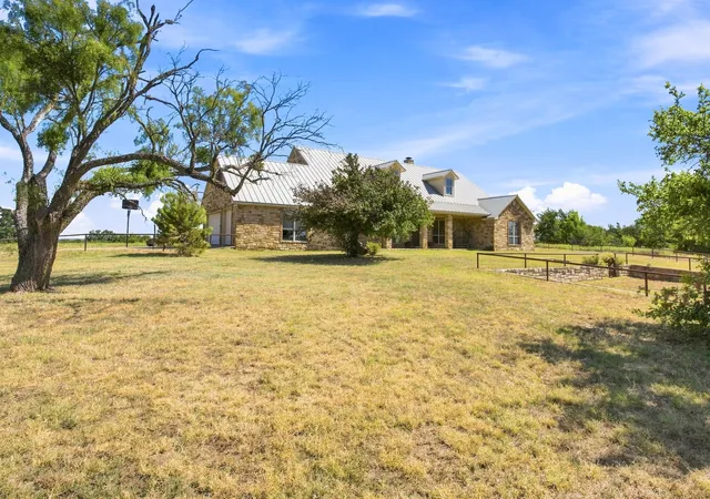 Photo 3 of Single family home for sale at 4350 Village Bend Rd, Mineral Wells, TX 76067 | MLS# 21361041 | Listing updated on 2026-08-16
