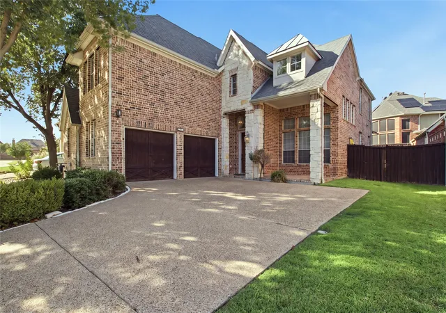Photo 3 of Single family home for sale at 6925 Medallion Dr, Plano, TX 75024 | MLS# 21361144 | Listing updated on 2026-08-30