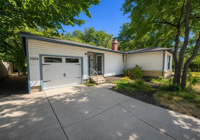 Photo 2 of Single family home for sale at 1004 Cordell St, Denton, TX 76201 | MLS# 21357350 | Listing updated on 2026-08-17