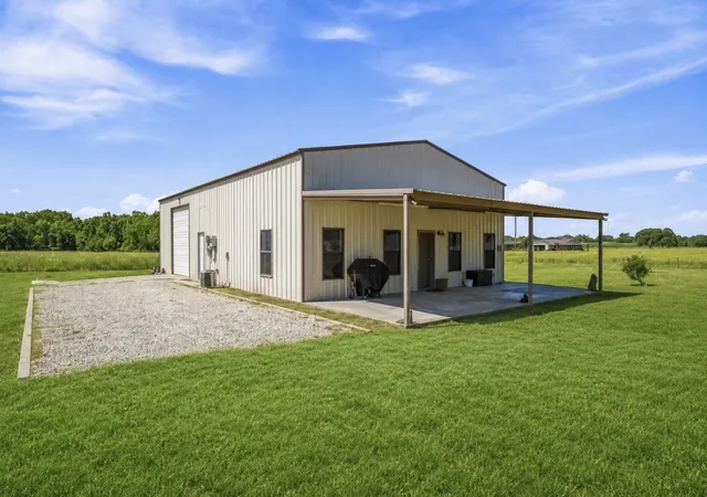 Photo 3 of Single family home for sale at 1001 Marigold Ct, Granbury, TX 76049 | MLS# 21361295 | Listing updated on 2026-08-19