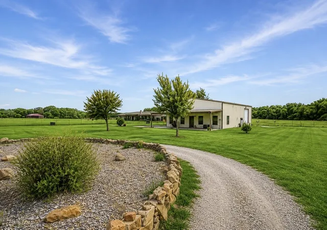 Photo 3 of Single family home for sale at 1001 Marigold Ct, Granbury, TX 76049 | MLS# 21361295 | Listing updated on 2026-08-19