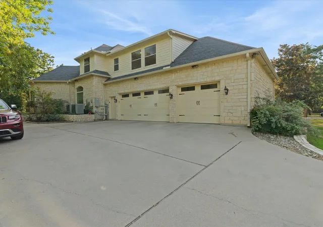 Photo 2 of Single family home for sale at 3105 E Briar Ln, Southlake, TX 76092 | MLS# 21349590 | Listing updated on 2026-08-30