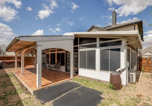 Photo 4 of Single family home for sale at 706 Gentry Dr, Arlington, TX 76018 | MLS# 21361411 | Listing updated on 2026-08-18