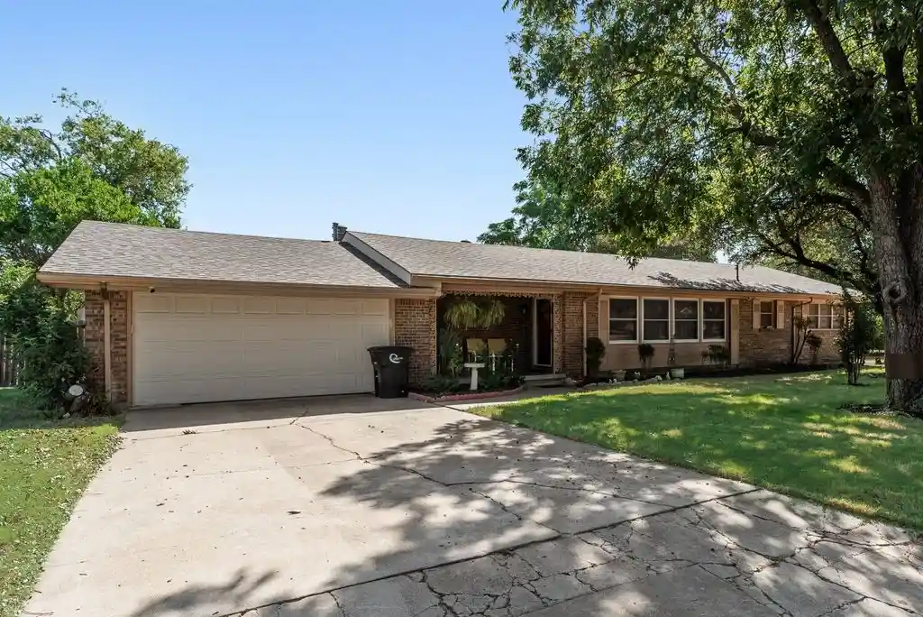 Photo 1 of Single family home for sale at 919 Surry Pl Dr, Cleburne, TX 76033 | MLS# 21361475 | Listing updated on 2026-10-15