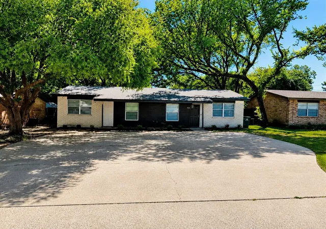 Photo 1 of Multi family home for sale at 311 Elliott St, Arlington, TX 76013 | MLS# 21356257 | Listing updated on 2026-08-17