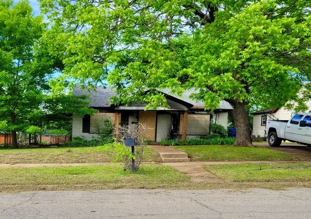 Photo 1 of Single family home for sale at 125 E Munson St, Denison, TX 75021 | MLS# 21361682 | Listing updated on 2026-09-16