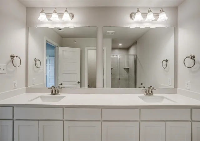 Photo 4 of Townhouse for sale at 815 Homeplace Cir, Mansfield, TX 76063 | MLS# 21361700 | Listing updated on 2026-08-17
