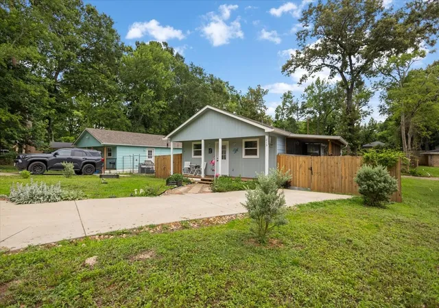 Photo 3 of Single family home for sale at 215 Hull St, Gladewater, TX 75647 | MLS# 21360753 | Listing updated on 2026-08-18