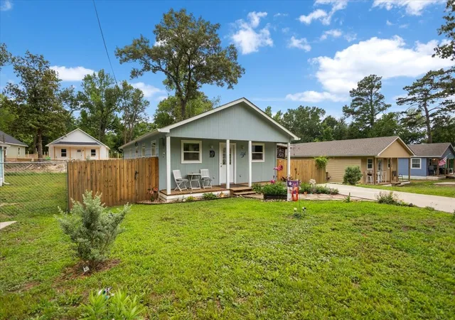 Photo 3 of Single family home for sale at 215 Hull St, Gladewater, TX 75647 | MLS# 21360753 | Listing updated on 2026-08-18