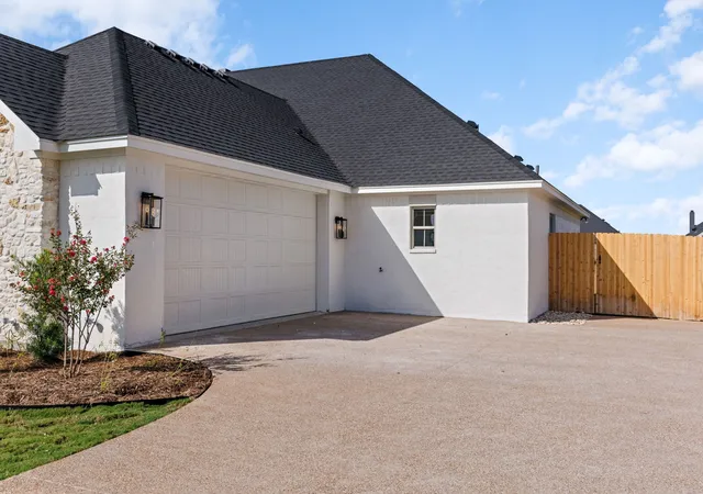 Photo 2 of Single family home for sale at 1345 Tahonta Dr, Hewitt, TX 76643 | MLS# 21361717 | Listing updated on 2026-08-27