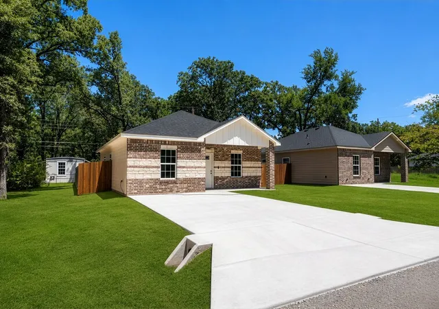 Photo 1 of Single family home for sale at 108 Navajo Dr, Mabank, TX 75156 | MLS# 21361759 | Listing updated on 2026-08-17