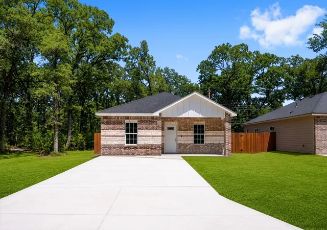 Photo 2 of Single family home for sale at 108 Navajo Dr, Mabank, TX 75156 | MLS# 21361759 | Listing updated on 2026-08-17