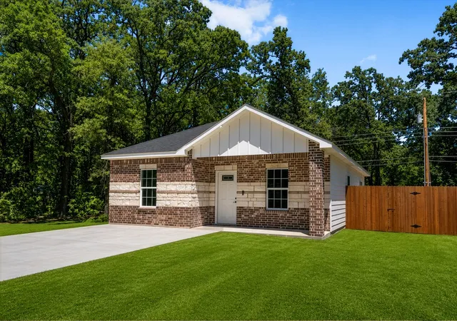 Photo 3 of Single family home for sale at 108 Navajo Dr, Mabank, TX 75156 | MLS# 21361759 | Listing updated on 2026-08-17