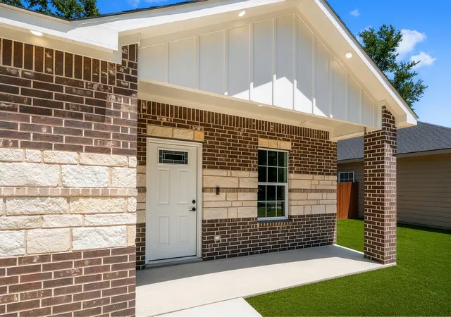Photo 3 of Single family home for sale at 108 Navajo Dr, Mabank, TX 75156 | MLS# 21361759 | Listing updated on 2026-08-17