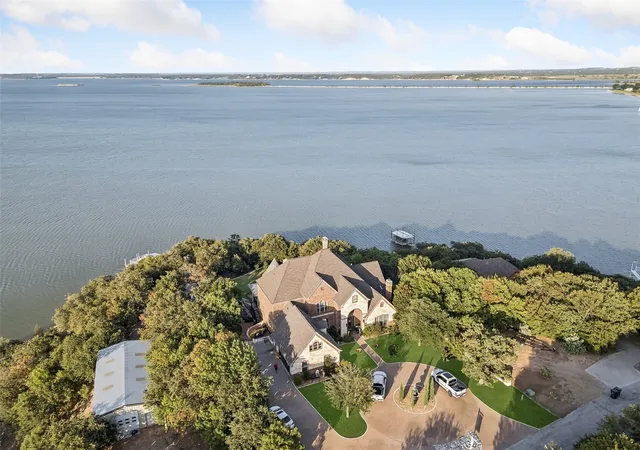 Photo 2 of Single family home for sale at 826 Cimmarron Bay Dr, Runaway Bay, TX 76426 | MLS# 21352147 | Listing updated on 2026-08-19
