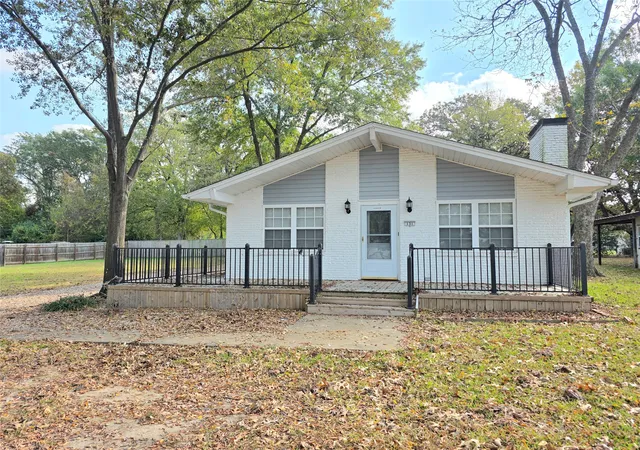 Photo 3 of Single family home for sale at 131 Ocean Dr, Gun Barrel City, TX 75156 | MLS# 21361836 | Listing updated on 2026-08-18