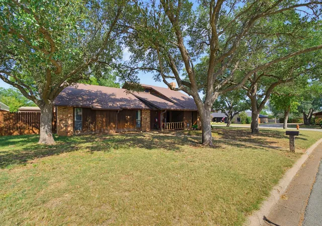 Photo 3 of Sale Pending at 1902 Green Ridge Ct, Abilene, TX 79602 | MLS# 21357623 | Listing updated on 2026-10-07