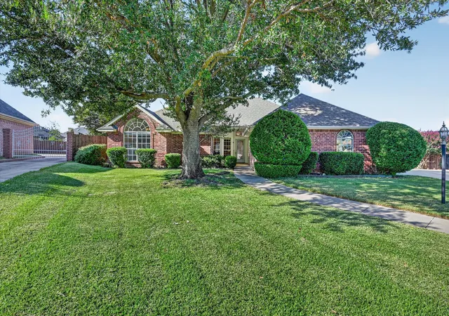Photo 2 of Single family home for sale at 729 Bent Tree Ct, Hurst, TX 76054 | MLS# 21361918 | Listing updated on 2026-08-29