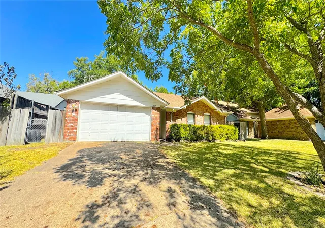 Photo 2 of Single family home for sale at 1809 Westgate Dr, Terrell, TX 75160 | MLS# 21361851 | Listing updated on 2026-08-18