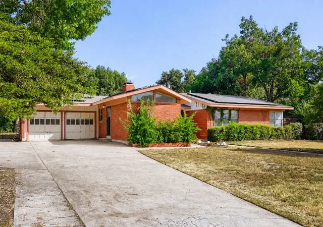 Photo 1 of Sale Pending at 6716 Woodstock Rd, Fort Worth, TX 76116 | MLS# 21360655 | Listing updated on 2026-08-28