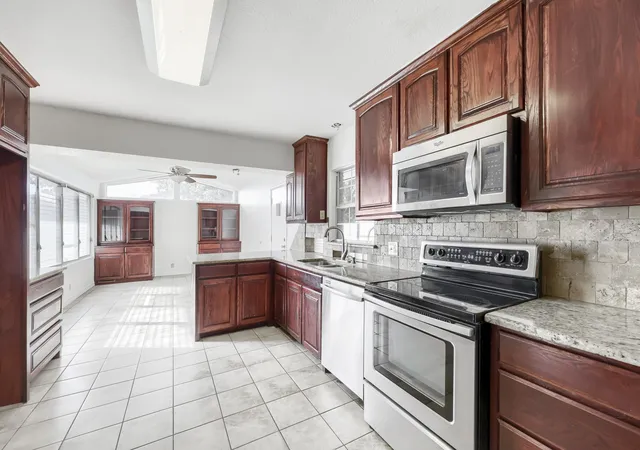 Photo 4 of Sale Pending at 6716 Woodstock Rd, Fort Worth, TX 76116 | MLS# 21360655 | Listing updated on 2026-08-28