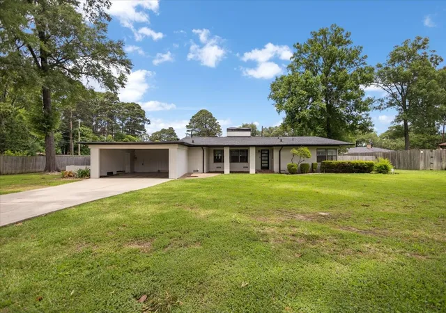 Photo 3 of Single family home for sale at 1007 Lincoln Dr, Longview, TX 75604 | MLS# 21360755 | Listing updated on 2026-08-18