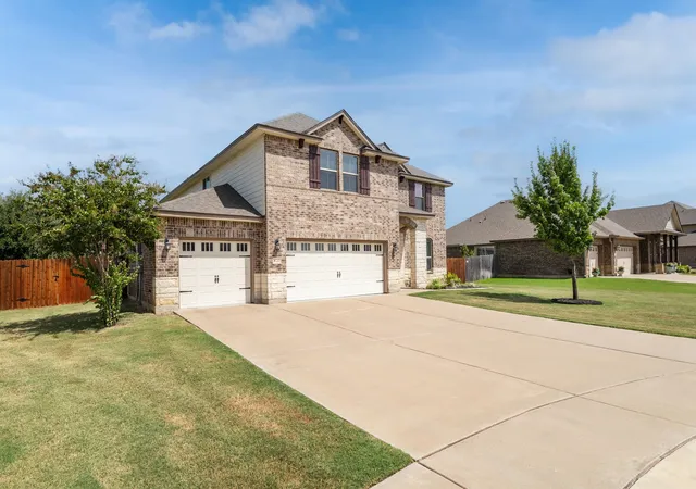Photo 2 of Single family home for sale at 1220 Drummond Cir, Waco, TX 76712 | MLS# 21361648 | Listing updated on 2026-08-19