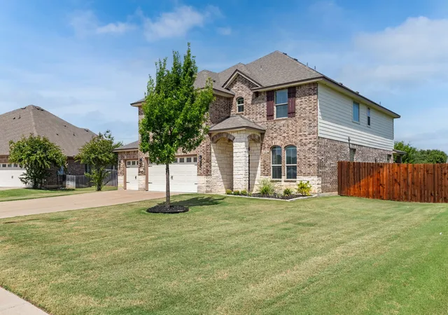 Photo 3 of Single family home for sale at 1220 Drummond Cir, Waco, TX 76712 | MLS# 21361648 | Listing updated on 2026-08-19