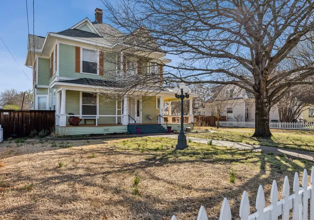 Photo 2 of Single family home for sale at 819 S Crockett St, Sherman, TX 75090 | MLS# 21362054 | Listing updated on 2026-09-27