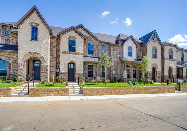 Photo 1 of Townhouse for sale at 6914 Houndstooth Pl, Arlington, TX 76001 | MLS# 21362081 | Listing updated on 2026-09-04