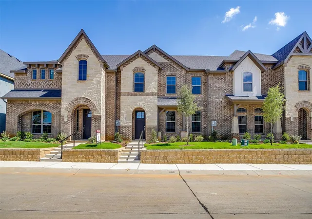 Photo 2 of Townhouse for sale at 6914 Houndstooth Pl, Arlington, TX 76001 | MLS# 21362081 | Listing updated on 2026-09-04