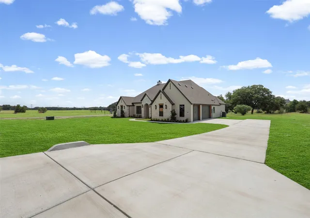 Photo 2 of Single family home for sale at 509 Acorn Trl, Granbury, TX 76049 | MLS# 21352406 | Listing updated on 2026-09-03