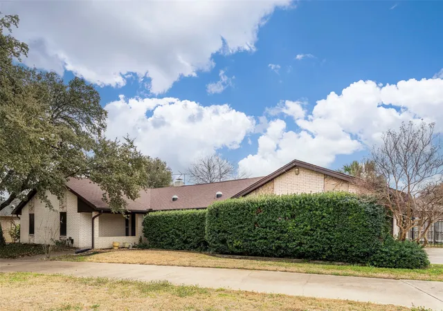 Photo 1 of Single family home for sale at 4345 Willow Way Rd, Fort Worth, TX 76133 | MLS# 21362057 | Listing updated on 2026-08-18