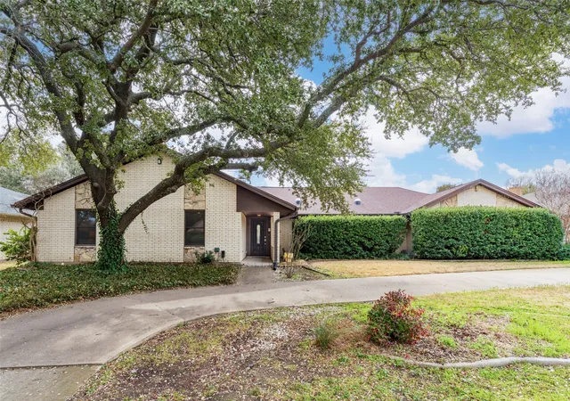 Photo 2 of Single family home for sale at 4345 Willow Way Rd, Fort Worth, TX 76133 | MLS# 21362057 | Listing updated on 2026-08-18