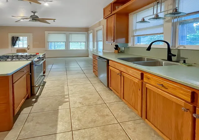 Photo 4 of Single family home for sale at 918 E Franklin St, Hillsboro, TX 76645 | MLS# 21362237 | Listing updated on 2026-08-21