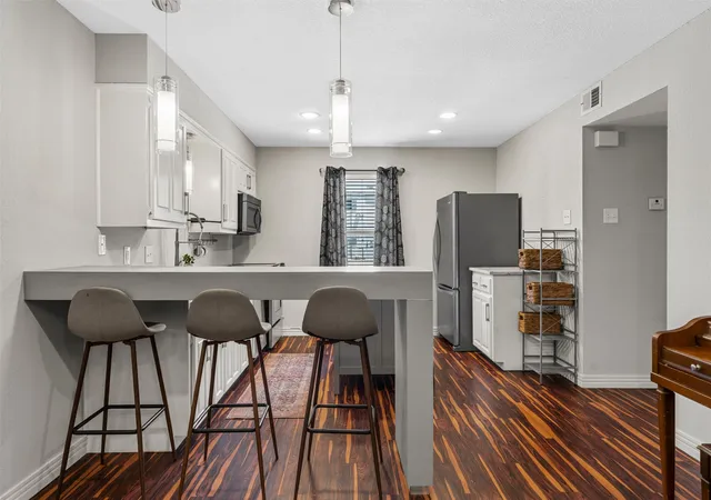 Listing Photo 4 - Condo for sale in building located at 1348 12th St, Waco, TX 76706