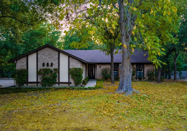 Photo 2 of Single family home for sale at 305 Shadowwood Trl, Red Oak, TX 75154 | MLS# 21362172 | Listing updated on 2026-08-18