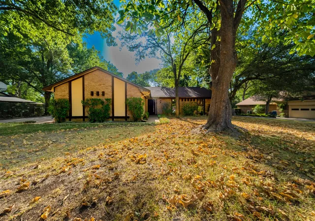 Photo 3 of Single family home for sale at 305 Shadowwood Trl, Red Oak, TX 75154 | MLS# 21362172 | Listing updated on 2026-08-18