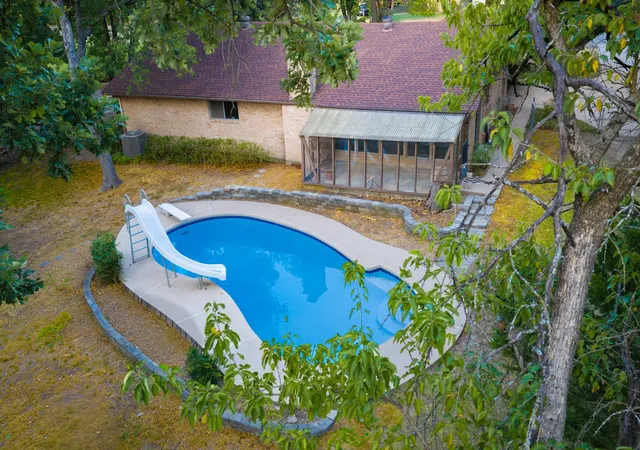 Photo 3 of Single family home for sale at 305 Shadowwood Trl, Red Oak, TX 75154 | MLS# 21362172 | Listing updated on 2026-10-07