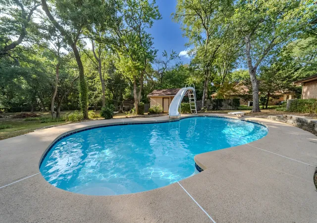 Photo 4 of Single family home for sale at 305 Shadowwood Trl, Red Oak, TX 75154 | MLS# 21362172 | Listing updated on 2026-10-07