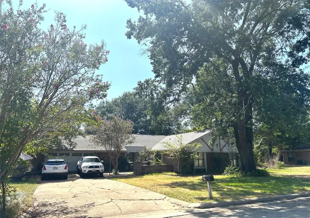 Photo 1 of Sale Pending at 920 Brandyn Pl, Paris, TX 75462 | MLS# 21359321 | Listing updated on 2026-08-18