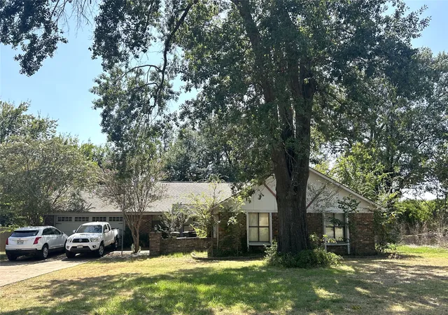 Photo 2 of Sale Pending at 920 Brandyn Pl, Paris, TX 75462 | MLS# 21359321 | Listing updated on 2026-08-18