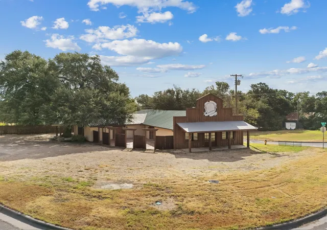 Photo 3 of Single family home for sale at 6401 Rock Creek Rd, Waco, TX 76708 | MLS# 21361610 | Listing updated on 2026-09-21