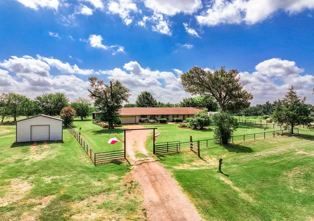 Photo 2 of Single family home for sale at 8727 S Fm 69, Como, TX 75431 | MLS# 21344013 | Listing updated on 2026-10-02