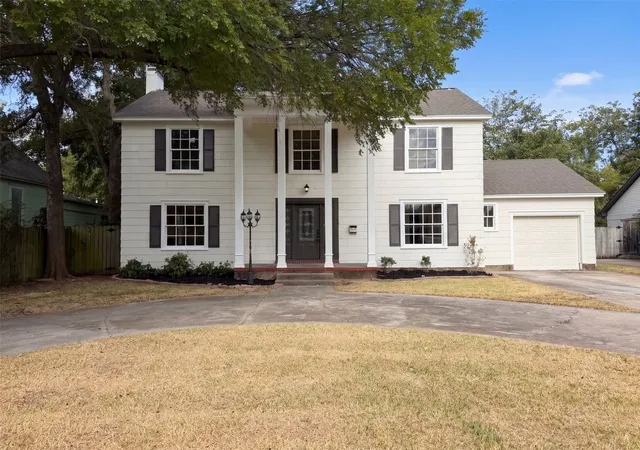 Photo 1 of Single family home for sale at 923 S Lindsay St, Gainesville, TX 76240 | MLS# 21362389 | Listing updated on 2026-10-01