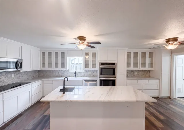 Photo 2 of Single family home for sale at 923 S Lindsay St, Gainesville, TX 76240 | MLS# 21362389 | Listing updated on 2026-10-01
