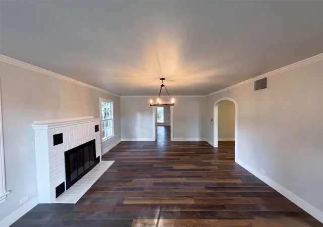 Photo 3 of Single family home for sale at 923 S Lindsay St, Gainesville, TX 76240 | MLS# 21362389 | Listing updated on 2026-10-01