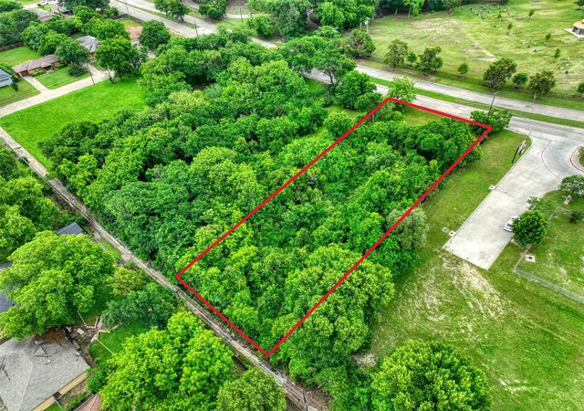 Photo 1 of Sale Pending at 225 E Laureland Rd, Dallas, TX 75241 | MLS# 21362433 | Listing updated on 2026-08-17