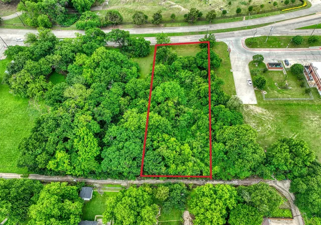 Photo 2 of Sale Pending at 225 E Laureland Rd, Dallas, TX 75241 | MLS# 21362433 | Listing updated on 2026-08-17